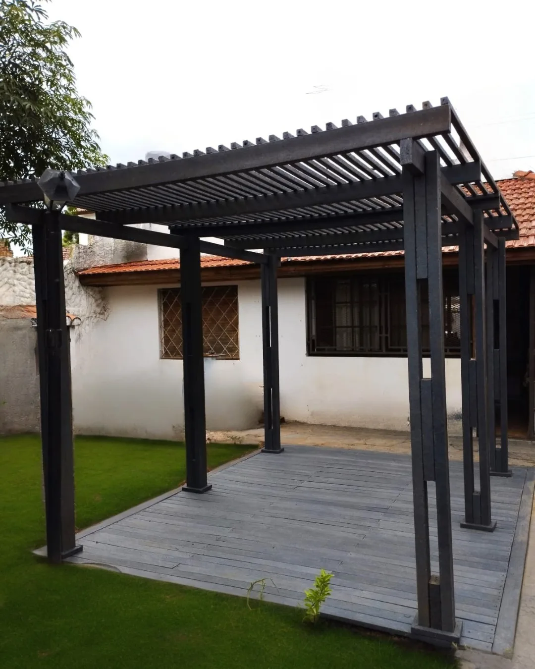 Pérgola construida con listones de plástico reciclado Zenplas