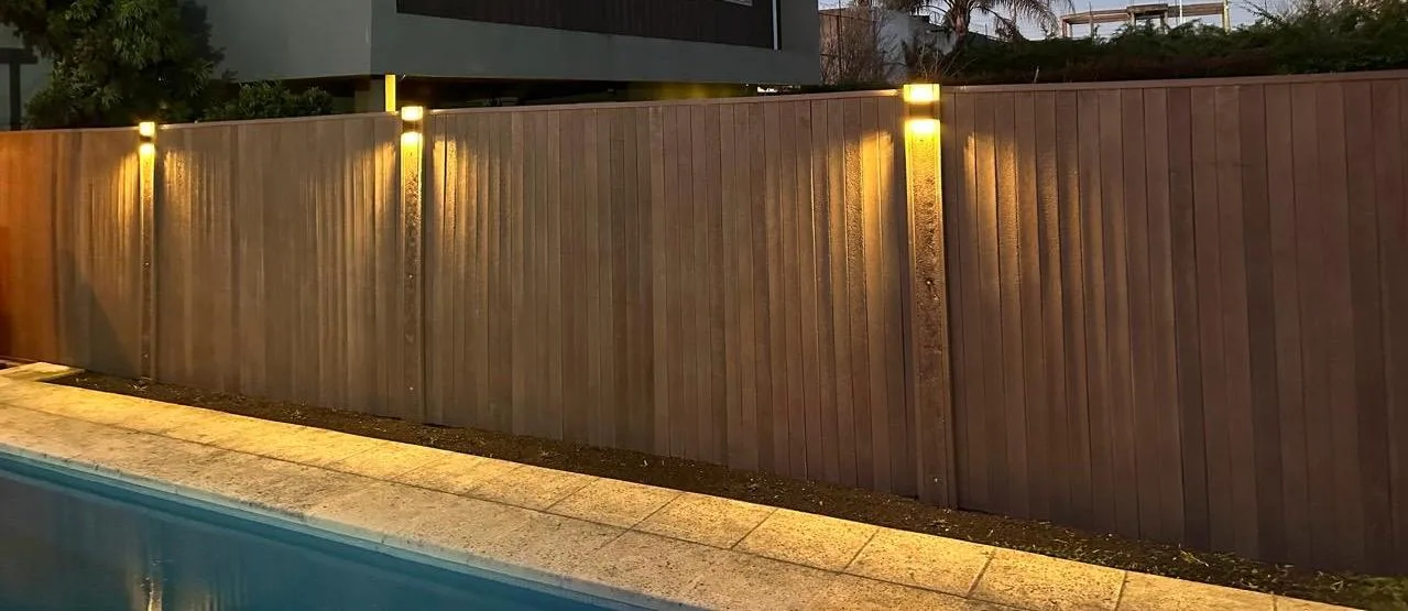 Cerramiento de plástico reciclado color marrón Zenplas