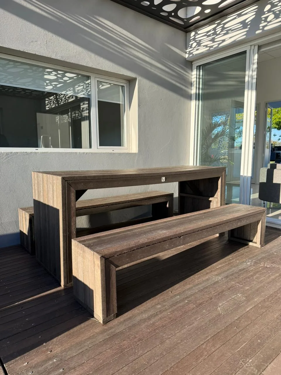 Deck amplio con mesa exterior — Zenplas