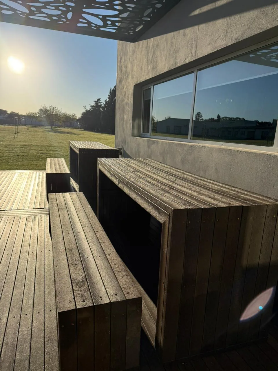 Deck de madera plástica Zenplas con mesa exterior