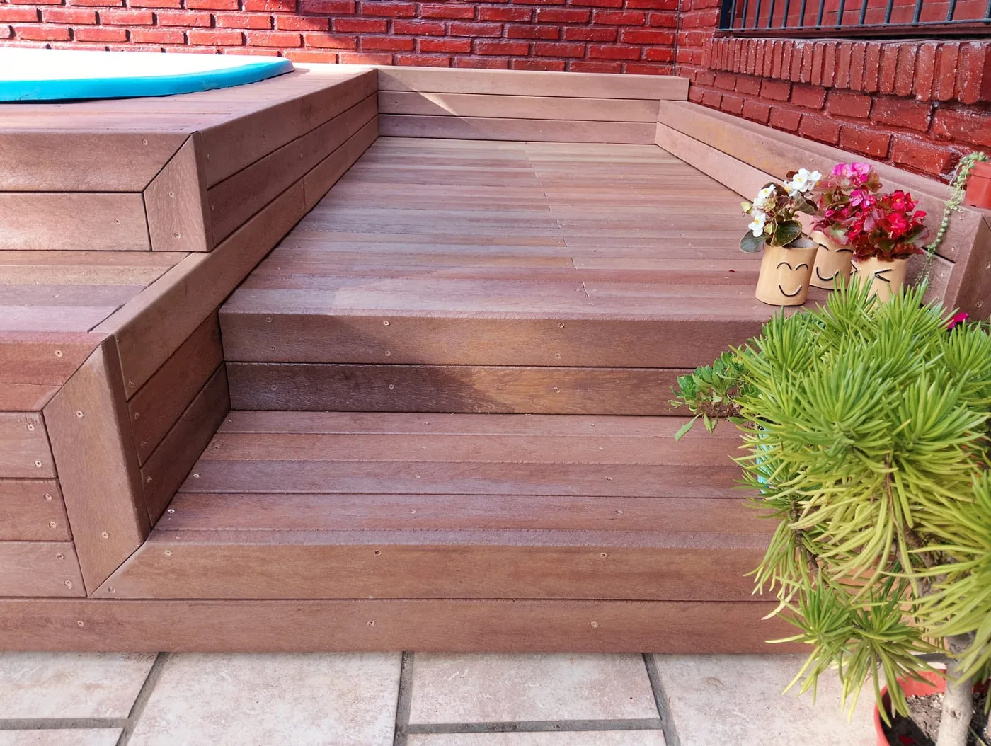 Revestimiento de fachada con listones Zenplas color cedro